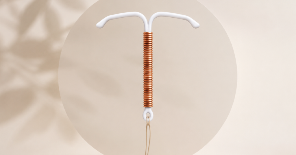 DIU de cobre representado em imagem clean sobre contracepção